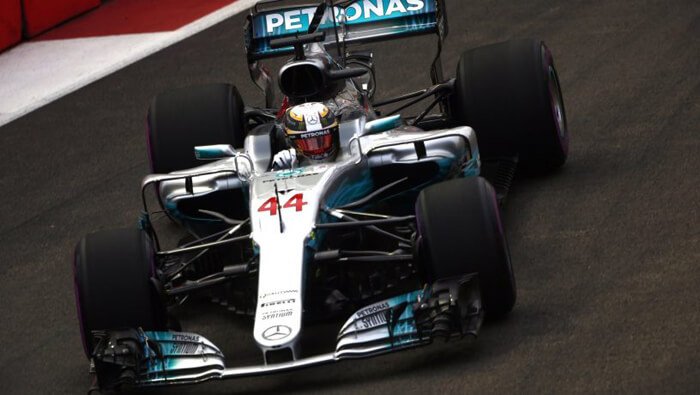 Formula 1 Singapore: Hamilton castiga proftand de neatentia Ferrari