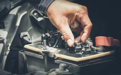 Verificarea nivelului uleiului si a bateriei